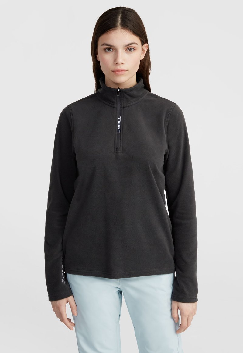 Zwarte fleece pull met een halve rits, met een logo op de kraag en de mouw. Lange mouwen en een zachte structuur.
