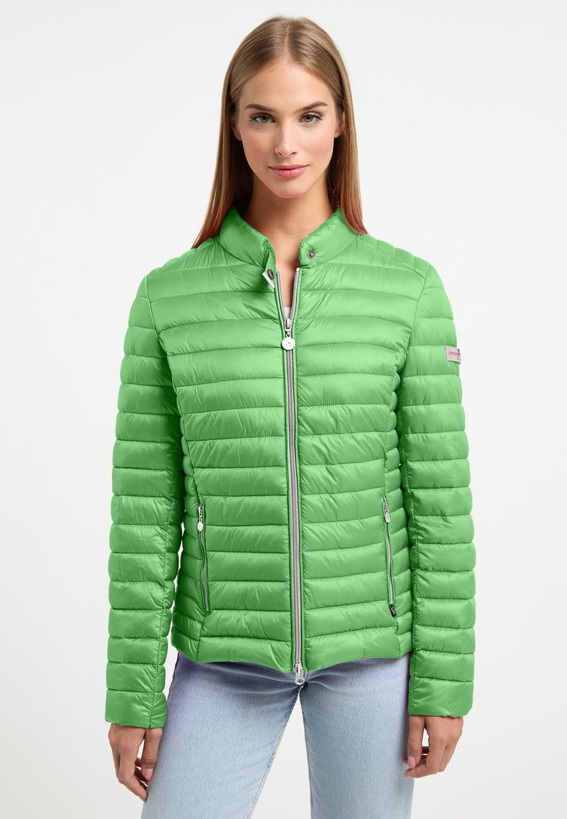 Leichte grüne Steppjacke mit Zip-Vorderseite, Reißverschlusstaschen an den Seiten und hohem Kragen. Das gestepte Design sorgt für Textur.