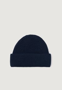 Jūras spēku adīta beanie cepure ar ribotu tekstūru, ar apakšmalu un bezvīļu augšu, izgatavota no mīksta, elastīga materiāla komfortam.