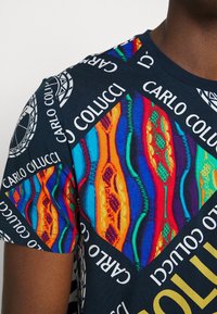 Carlo Colucci BIG LETTERS UNISEX - T-shirt estampada - blue