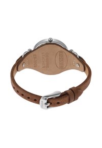 Bracelet de montre en cuir véritable marron avec quincaillerie en acier inoxydable, arborant un logo tamponné et une boucle réglable, mettant en avant une texture lisse.
