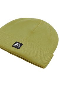 Geel gebreide beanie met ribbelstructuur en een omgevouwen rand. Bevat een zwart vierkant label met het woord "PROTEST" in het wit.