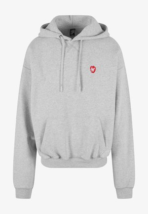 Felpa grigia con tasca a marsupio frontale, cappuccio con coulisse e logo rosso ricamato sul petto. Tessuto morbido, vestibilità comoda.