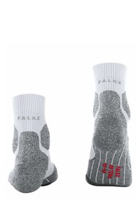 Chaussettes de sport grises et blanches avec des bords côtelés, des semelles texturées et le logo "Falke" sur le côté. Détails rouges contrastants au niveau du talon.