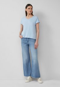 s.Oliver MIT SPITZE AUS MODALMIX - T-Shirt basic - hellblau
