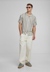 Urban Classics RESORT - Ing - paleolive offwhite