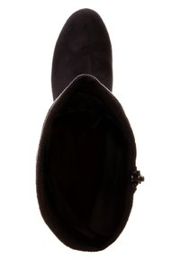 Schwarze Wildleder-Stiefelette mit runder Zehenform, glatter Textur und Innenfutter. Verfügt über einen seitlichen Reißverschluss und minimale Hardware-Details.