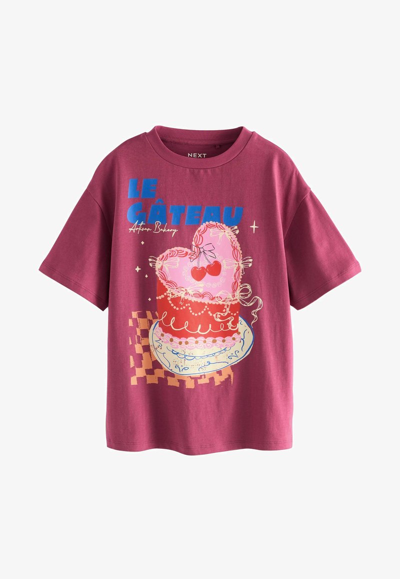 Mørkerød bomulds T-shirt med et grafisk motiv af en dekoreret kage med kirsebær, teksten "LE GÂTEAU" og farverige ternede mønstre. Korte ærmer.