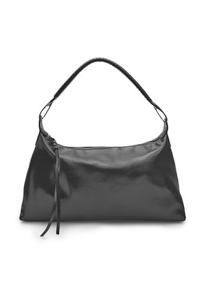 Borsa a mano in pelle nera con superficie liscia e lucida, dotata di manico intrecciato e chiusura superiore con zip. Due lunghe cinghie ai lati.