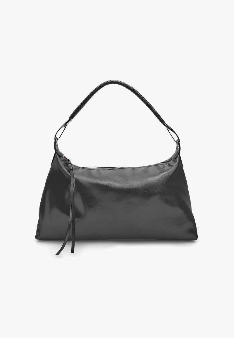 Fekete bőrtáska sima, fényes felülettel, szőtt fogantyúval és cipzáras felső záródással. Két hosszú pánt az oldalon.