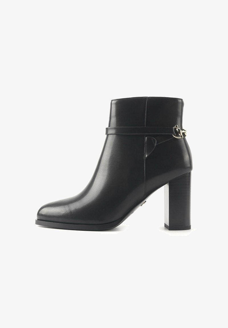 Bottechette en cuir noir avec talon bloc, bout rond, et bande décorative avec petite boucle dorée sur le côté.