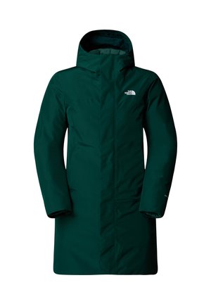 Abrigo acolchado largo verde con un cuello alto y capucha adjunta. Presenta un cierre de cremallera, bolsillos laterales y un logo en el lado izquierdo del pecho.