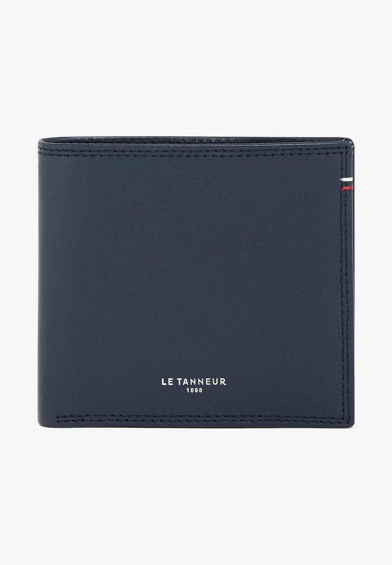 Portafoglio in pelle blu navy con texture liscia, design a portafoglio pieghevole, e branding in rilievo bianco. Presenta cuciture a contrasto e un accento a striscia verticale.