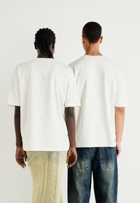 Levi's® Skateboarding SKATE GRAPHIC BOX TEE UNISEX - Basic T-shirt - white core egret