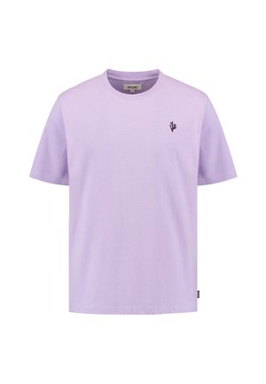 Lilac cotton t-shirt with a crew neck, short sleeves, and a small dark logo on the left chest. Straight hem and soft texture.