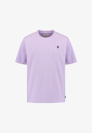 Lilla puuvillane T-särk ümmarguse kaelusega, lühikeste varrukatega ja väike tume logo vasakul rinnal. Sirge hem ja pehme tekstuur.