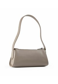 Pequeño bolso rectangular de cuero topo con una sola correa y cierre de cremallera en la parte superior, sobre un fondo blanco.