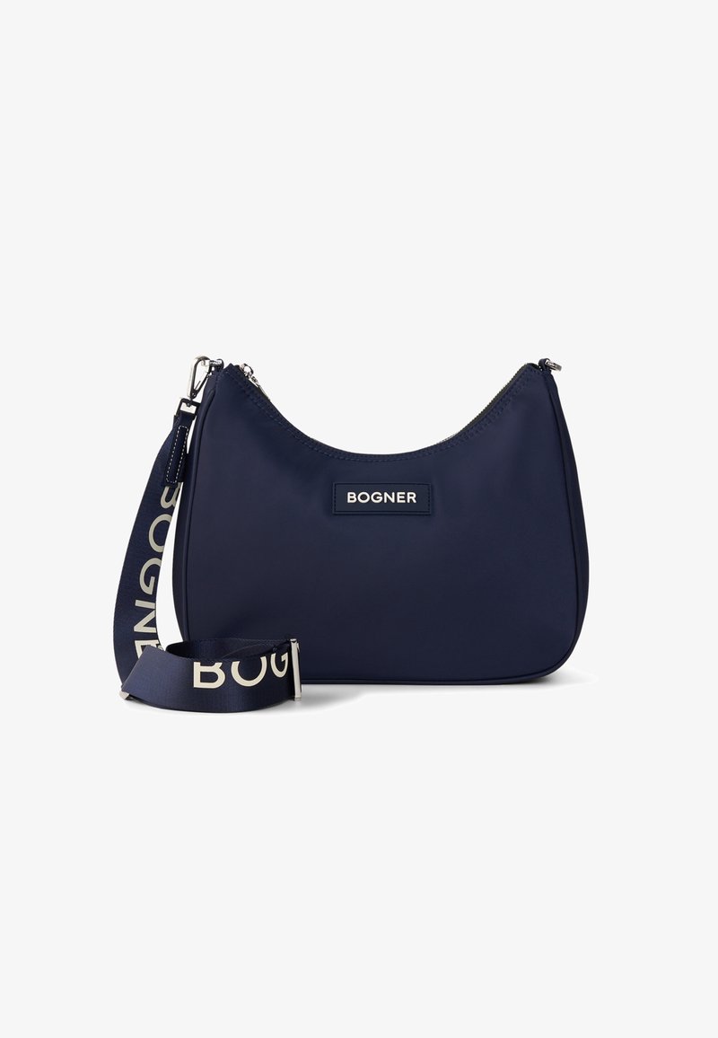 Borsa a tracolla blu navy in materiale liscio, forma curva, con logo argento e una tracolla decorata con il nome del marchio in colore a contrasto.