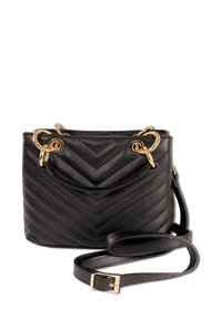 Sac à main en cuir noir avec un motif matelassé en chevrons, des ferrures dorées, une poignée supérieure et une bandoulière amovible.