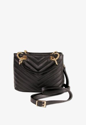 Zwarte leren handtas met een chevron-gequilte patroon, goudkleurige hardware, een bovenhandvat en een afneembare schouderriem.