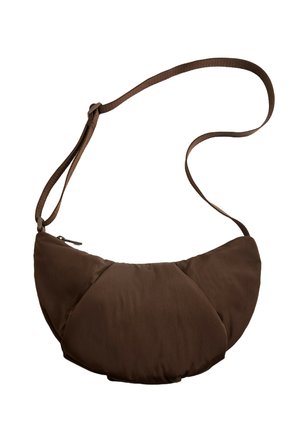 Geanta de umăr căptușită, de culoare maro, cu o formă curbată, având un închizător cu fermoar și o curea ajustabilă pentru opțiuni versatile de purtare.