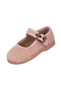 Zapato Mary Jane de terciopelo rosa con punta redonda, correa y hebilla de bronce. Parte superior texturizada sobre una suela plana de goma.