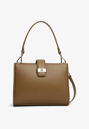 Bruin leren handtas met een rechthoekige vorm, een bovenhandgreep, een afneembare schouderriem en een zilveren sluitingdetail aan de voorkant.