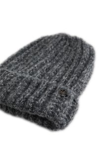 Šedá pletená čepice s ribbed texturou, s černým logem jako akcentem. Měkký, hustý materiál s designem s ohnutým lemem.