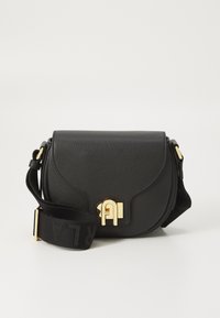 Borsa a tracolla in pelle nera con patta curvata, accessori in oro e tracolla regolabile a fantasia con logo del marchio.