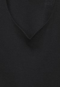 Svart, lättviktig tyg med en grund V-ringning. Slät textur, minimala sömmar och inga synliga mönster eller detaljer.