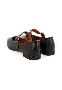 Zapatos de piel negra con un patrón de serpiente texturizado, que cuentan con una correa con hebilla de metal y un tacón bajo. El forro interior marrón es visible.