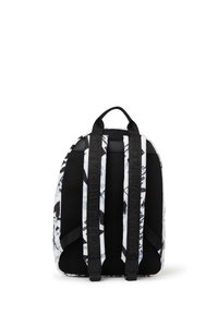 Mochila con una tela estampada en blanco y negro, con acentos de malla, forma estructurada, correas acolchadas y un asa en la parte superior para llevar.
