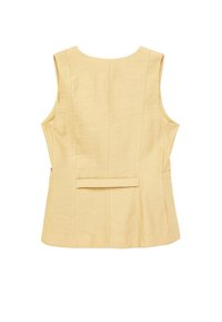 Chaleco sin mangas de color amarillo claro con detalle de cinturón en la espalda y líneas de costura verticales, mostrado desde atrás sobre un fondo blanco.