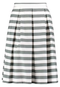 Randig kjol i dämpad grön och vit. Har en plisserad design, figursydd midja och A-linjeform. Tillverkad av ett mjukt tyg.