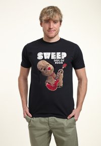 Schwarzes T-Shirt mit einem Grafiken eines Plüschhundes, der eine rote Gitarre hält, mit dem Text "SWEEP DOG OF ROCK" in fetter, abgenutzter weißer Schrift.