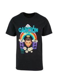 Must t-särk mustast puuvillast, millel on värvikas graafikadisain, kus on kirjas "La Canción", portree, lilled ja muusikanoodid vikerkaare taustal.