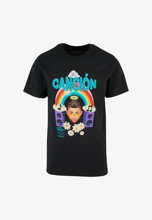 Must t-särk mustast puuvillast, millel on värvikas graafikadisain, kus on kirjas "La Canción", portree, lilled ja muusikanoodid vikerkaare taustal.