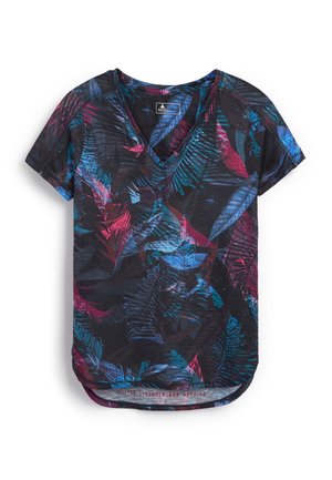 Zwart T-shirt met korte mouwen en V-hals met blauw en magenta tropisch bladerenpatroon en afgeronde zoom.