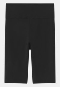 Pantalones cortos de ciclismo negros hechos de un tejido elástico, con una cinturilla elástica y una textura suave; sin costuras ni patrones visibles.