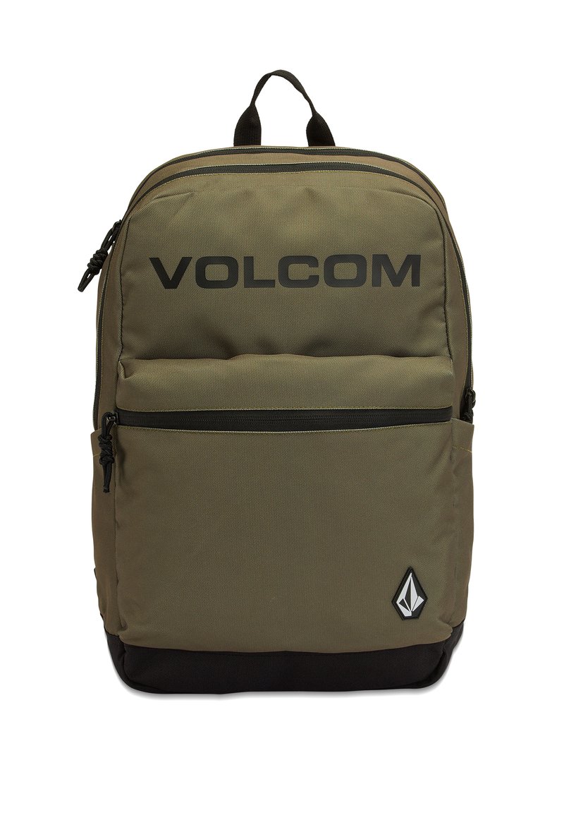 Armeegrüner Rucksack mit schwarzen Akzenten, ausgestattet mit einem großen Hauptfach, einer vorderen Reißverschlusstasche und dem Volcom-Logo auf der Vorderseite.