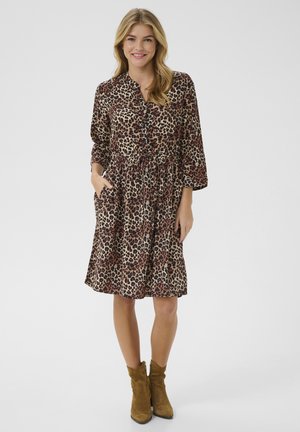 Leopardprint jurk van lichtgewicht stof, met een knoopsluiting aan de voorkant, 3/4 mouwen, zakken en een geraffineerde taille. Bruin en beige zijn de dominante kleuren.