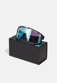 Bliz-zonnebril met een zwart plastic montuur, groot gebogen ontwerp en spiegellenzen met een verloop van teal naar paars. Gepresenteerd op een zwarte doos.