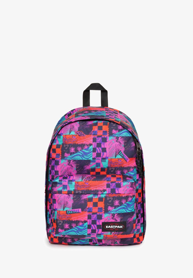 Sac à dos avec un motif multicolore de carreaux géométriques et de motifs tropicaux en violet, bleu et rouge, doté d'une poignée supérieure et d'une poche avant.