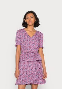 Vestido de estampado floral em tons de rosa e roxo, com decote em V, mangas bufantes, cintura peplum e bainha com babados para textura.