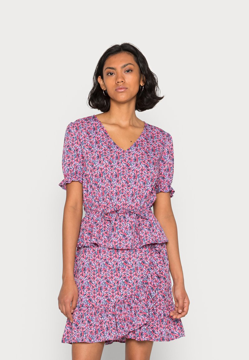 Vestido de estampado floral em tons de rosa e roxo, com decote em V, mangas bufantes, cintura peplum e bainha com babados para textura.
