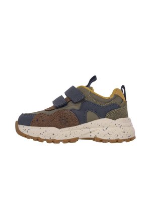 Sneaker per bambini con pannelli marroni, blu navy e oliva, suola bianca screziata, due cinturini navy in velcro e linguette al tallone e alla lingua.