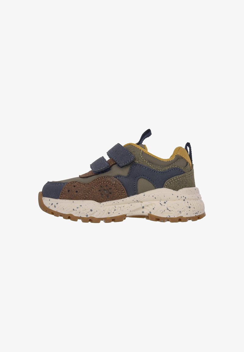 Baskets enfant avec panneaux marron, marine et olive, semelle blanche mouchetée, deux bandes velcro marine et languettes au talon et à la languette.