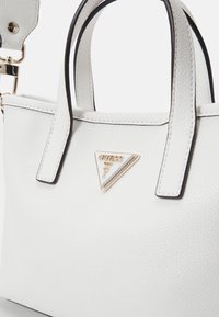 Guess LATONA MINI TOTE SET - Håndtasker - white