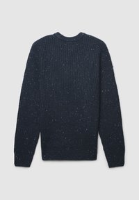 Maglione lavorato a maglia blu navy con una texture a coste, caratterizzato da macchie di colore più chiaro qua e là, colletto rotondo e maniche lunghe.