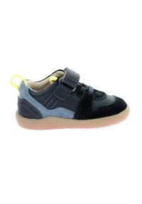 Scarpa sneaker in blu, nero e giallo. Presenta un cinturino in velcro, una parte superiore in tessuto morbido, suola in gomma e interno imbottito per il comfort.